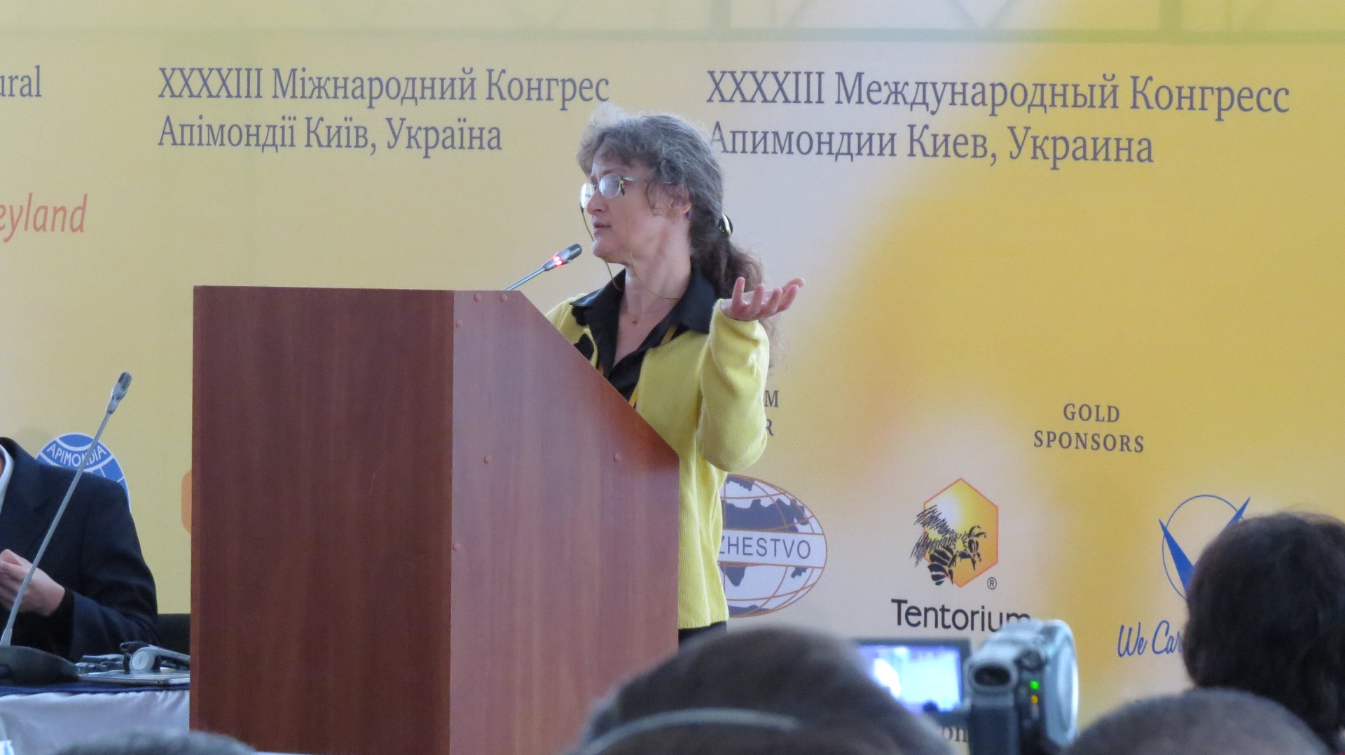 Apimondia Kiev 2013, prezentare pe tema tratarii cu succes a SM